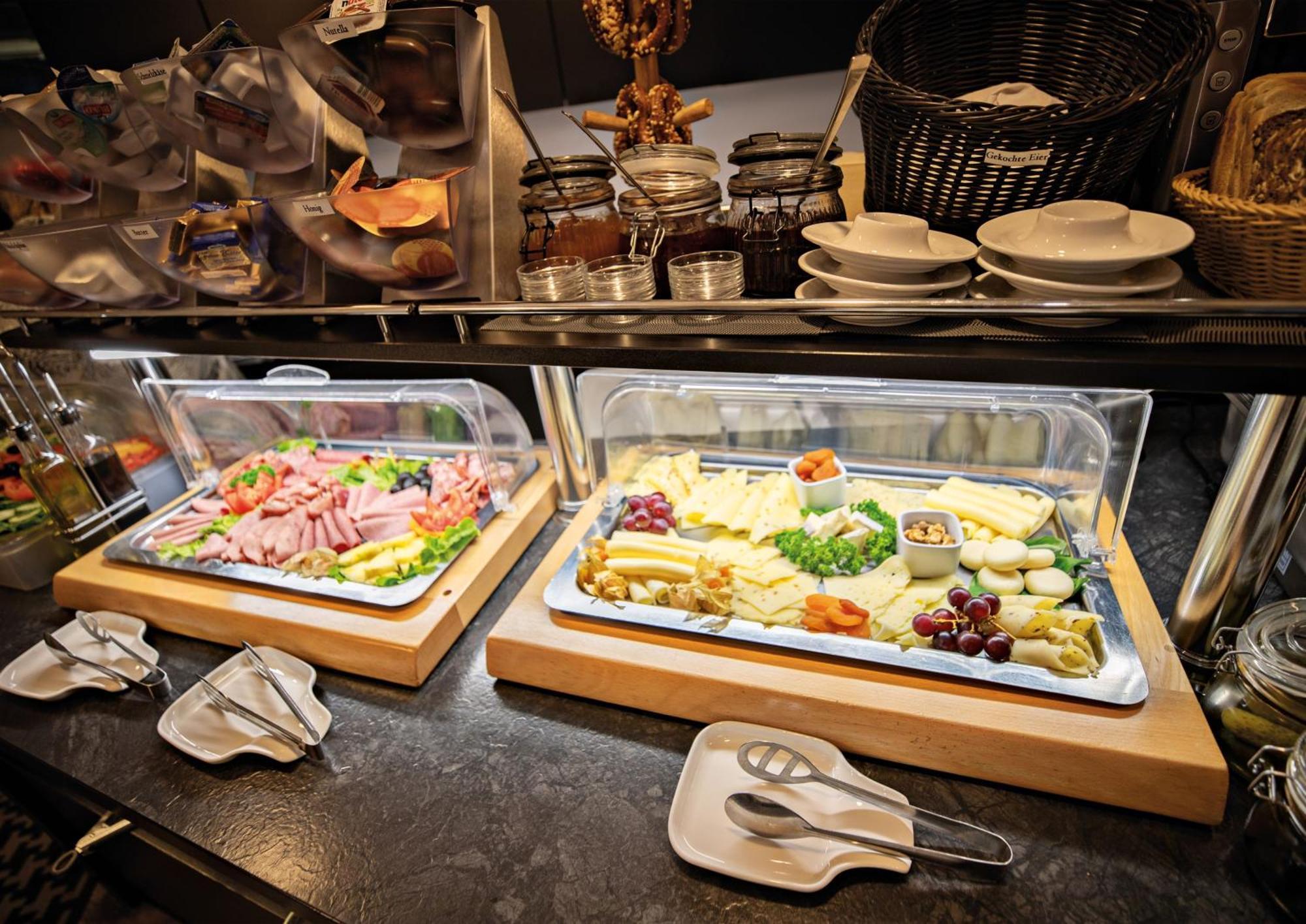 Skyline Hotel City Frankfurt Франкфурт на Майн Екстериор снимка